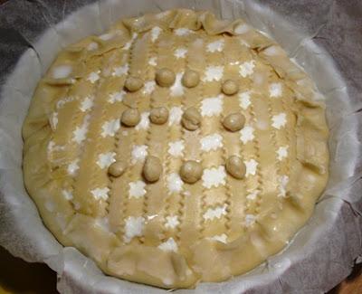 Per San Valentino...una crostata piena d'amore ma non  a forma di cuore..ovvero La crostata alla ricotta bicolore