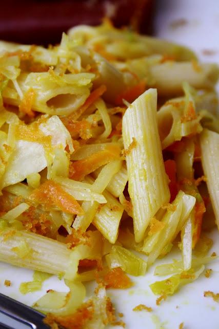 Pasta bottarga, porri,cavolo cappuccio e carote stufate a julienne.