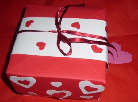 Una scatola con l'origami per il regalo degli innamorati
