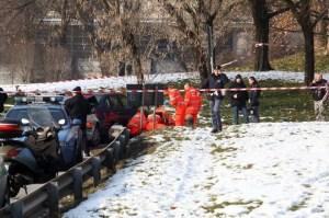 Milano: fuga e sparatoria con i vigili a Parco Lambro. Morto uno dei fuggiaschi ( quello disarmato)