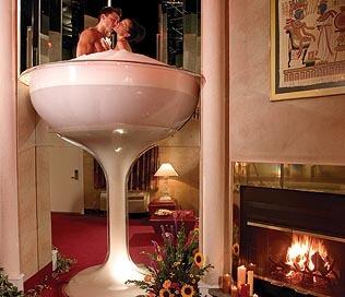 Ecco l’ultima tendenza per San Valentino: il bagno di coppia alla Dita Von Teese!