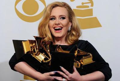 Grammys: Adele è tutta una smorfia mentre trionfa