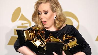 Grammys: Adele è tutta una smorfia mentre trionfa