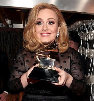 Grammys: Adele è tutta una smorfia mentre trionfa