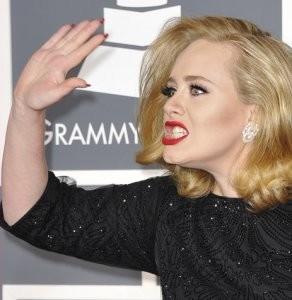 Grammys: Adele è tutta una smorfia mentre trionfa