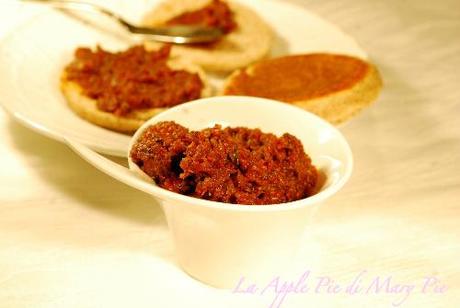 Tigelle integrali ai 6 cereali con pâté di pomodori secchi