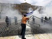 Scontri Atene: manifestanti fuga black bloc piazza contro nuove misure governo!