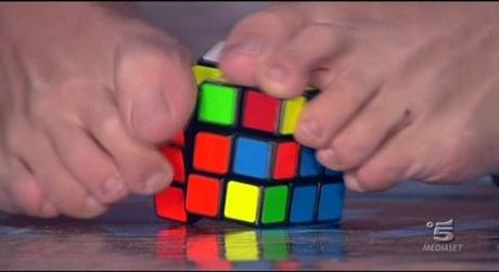 Incredibile talento, pistoiese compone Cubo di Rubik coi piedi!