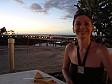 Anna davanti al tramonto al ristorante