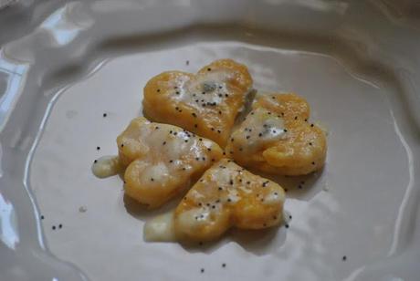 Cuoricini di ricotta e zucca con gorgonzola e semi di papavero