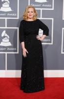 adele - giorgio armani (scarpe louboutin, gioielli de beers e harry winston)