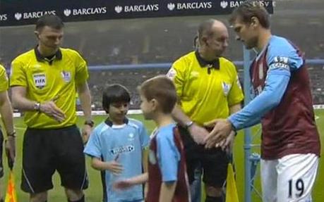 I bambini mascotte si ignorano proprio come Suarez ed Evra