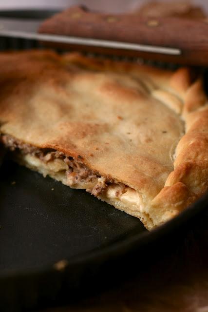 Schiacciata Catanese con tuma e alici