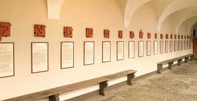 Il Museo d'Arte e Storia Antica Ebraica si impone all'interno per la ricchezza delle decorazioni e per le sue sorprendenti dimensioni.