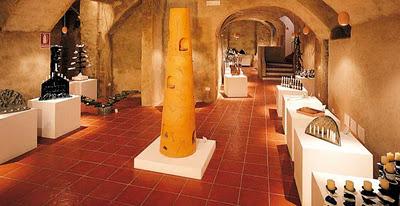 Il Museo d'Arte e Storia Antica Ebraica si impone all'interno per la ricchezza delle decorazioni e per le sue sorprendenti dimensioni.