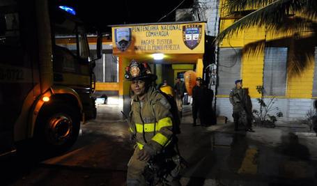 Aumenta il tragico bilancio dei morti bruciati nella prigione dell’Honduras: ora sono 356