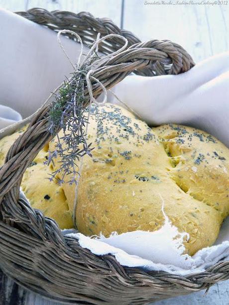 Pane allo zafferano, timo e olive nere