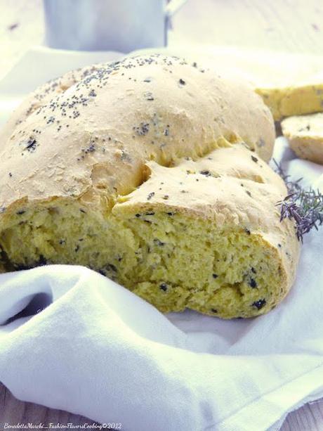 Pane allo zafferano, timo e olive nere