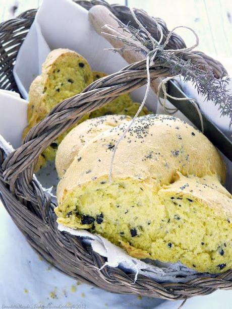 Pane allo zafferano, timo e olive nere