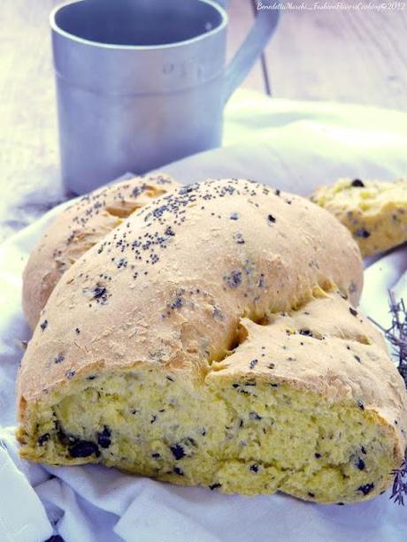 Pane allo zafferano, timo e olive nere