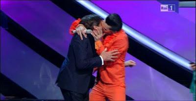 Sanremo 2012: Gianni Morandi e il collare dei segreti