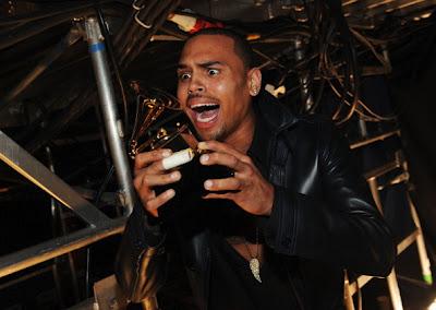 Chris Brown vince un Grammy ma su Twitter fa ancora danni