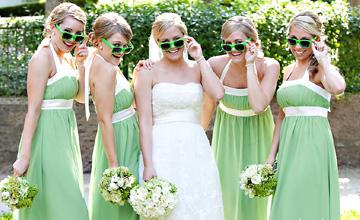 Sposa e damigelle con occhiali da sole verdi