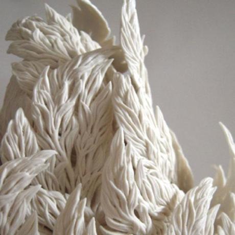 INTRICATISSIMI PATTERNS DI FOGLIE NELLE CERAMICHE DI HITOMI HOSONO