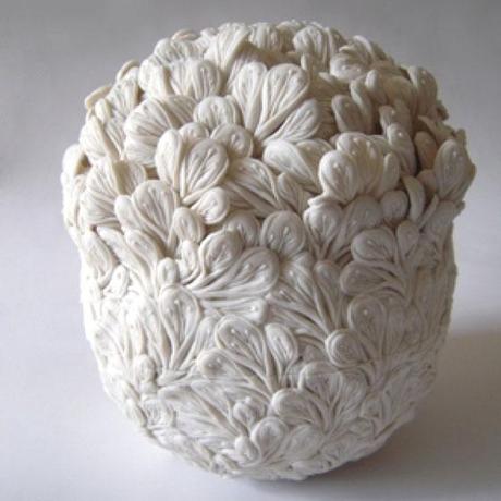 INTRICATISSIMI PATTERNS DI FOGLIE NELLE CERAMICHE DI HITOMI HOSONO