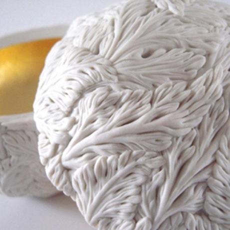 INTRICATISSIMI PATTERNS DI FOGLIE NELLE CERAMICHE DI HITOMI HOSONO