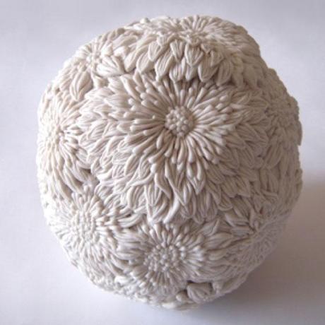 INTRICATISSIMI PATTERNS DI FOGLIE NELLE CERAMICHE DI HITOMI HOSONO