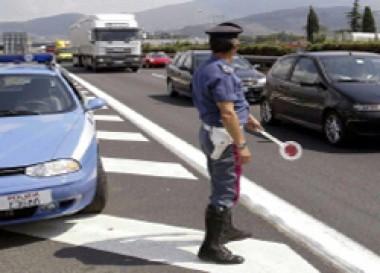 Donoratico: accoltella due poliziotti ad un posto di blocco