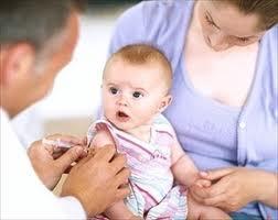 Medici arroganti negano le cure mediche ai bambini non vaccinati