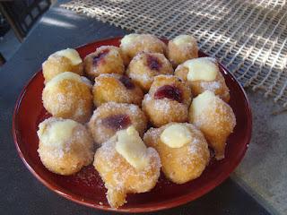 Bignè fritti con crema pasticcera.