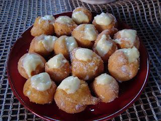 Bignè fritti con crema pasticcera.