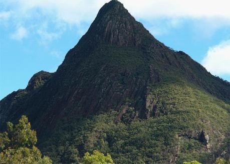 LE GLASSHOUSE MOUNTAIN