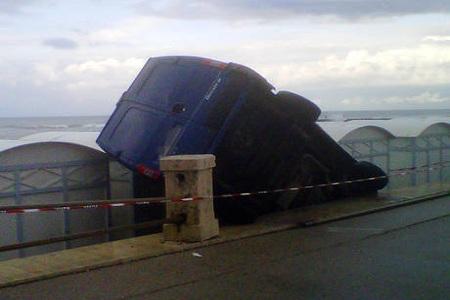 furgone ostia 2 Ostia, incidente: furgone precipita tra le cabine | FOTO