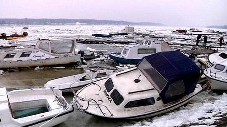 Il ghiaccio che si scioglie sul Danubio in Serbia fa strage di barche