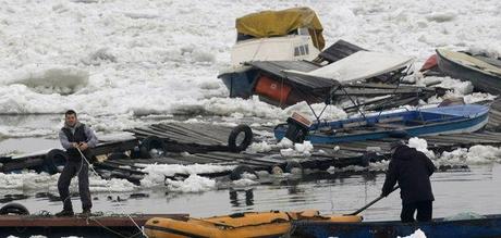 Il ghiaccio che si scioglie sul Danubio in Serbia fa strage di barche