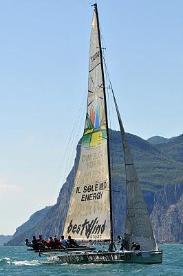 LE BARCHE A VELA CINESI DEI LONGTZE E DOMENICA IL TROFEO GORLA DEL GARDA