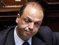 La Costituzione fai da te. Alfano al Quirinale e una mano da baciare.