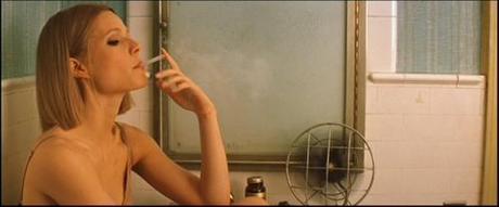 Color miele. Gli occhi truccati solo di nero. Fumatrice da sempre. Perennemente imbronciata. Mentre Nico canta.