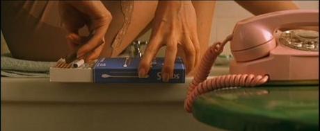 Color miele. Gli occhi truccati solo di nero. Fumatrice da sempre. Perennemente imbronciata. Mentre Nico canta.