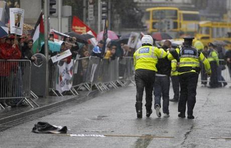 Uova e manifesti: Blair contestato a Dublino