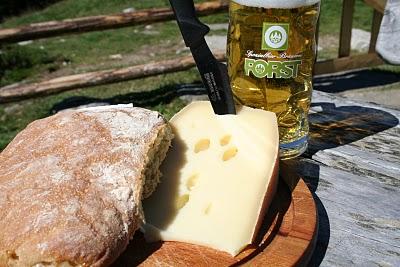 Formaggio di malga e birra ghiacciata...dopo 2 ore di sudore!