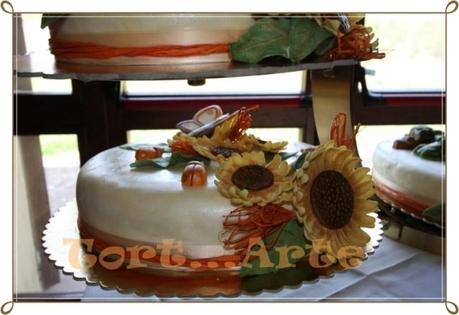 Torta nozze girasoli e raffia con animali thun