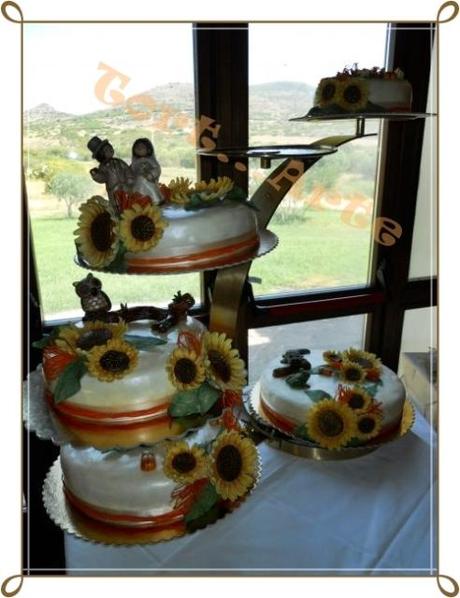 Torta nozze girasoli e raffia con animali thun