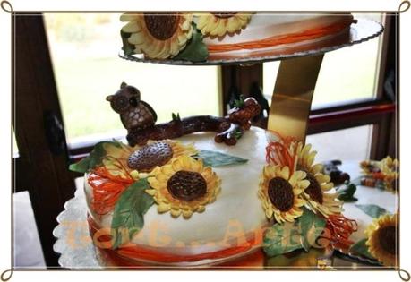 Torta nozze girasoli e raffia con animali thun