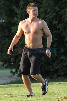 Jensen Ackles gioca a calcio a torso nudo