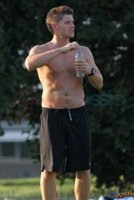 Jensen Ackles gioca a calcio a torso nudo